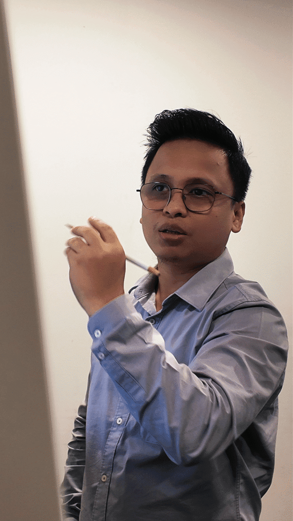 Strategi Iklan Retargeting Efektif: Share Value, Bukan Sekadar Menjual 2 a man holding a pen writing about retargeting ads