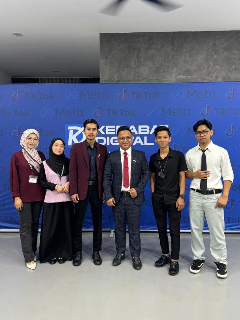 Seminar TikTok Beg Kuning Anjuran Kerabat Digital Cipta Fenomena. Dewan Penuh, Peserta Tak Berganjak Hingga Tamat! 14 Seminar TikTok Beg Kuning Anjuran Kerabat Digital Cikgu Dzulfaqar Hashim 1 Kerabat Digital Sdn Bhd