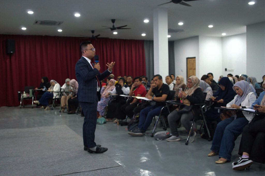Seminar TikTok Beg Kuning Anjuran Kerabat Digital Cipta Fenomena. Dewan Penuh, Peserta Tak Berganjak Hingga Tamat! 6 Seminar TikTok Beg Kuning Anjuran Kerabat Digital Cikgu Dzulfaqar Hashim 10 Kerabat Digital Sdn Bhd
