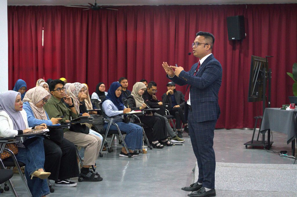 Seminar TikTok Beg Kuning Anjuran Kerabat Digital Cipta Fenomena. Dewan Penuh, Peserta Tak Berganjak Hingga Tamat! 3 Seminar TikTok Beg Kuning Anjuran Kerabat Digital Cikgu Dzulfaqar Hashim 13 Kerabat Digital Sdn Bhd