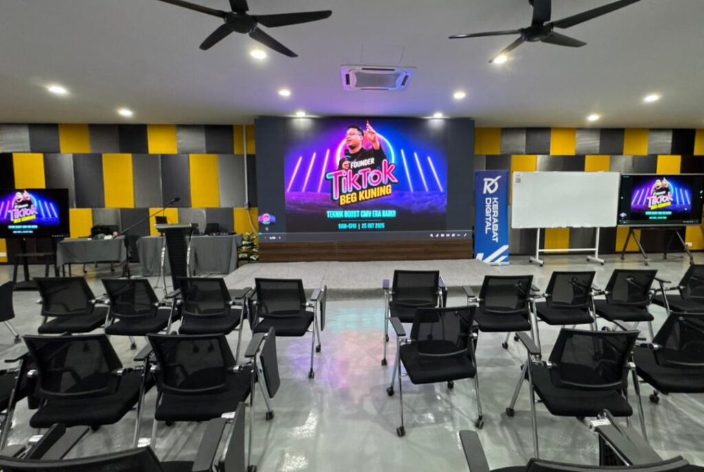 Seminar TikTok Beg Kuning Anjuran Kerabat Digital Cipta Fenomena. Dewan Penuh, Peserta Tak Berganjak Hingga Tamat! 11 Seminar TikTok Beg Kuning Anjuran Kerabat Digital Cikgu Dzulfaqar Hashim 2 Kerabat Digital Sdn Bhd