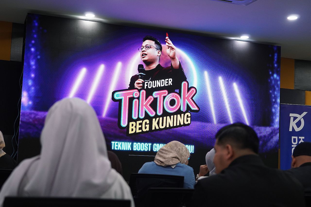 Home Page Kerabat Digital Sdn Bhd 5 Seminar TikTok Beg Kuning Anjuran Kerabat Digital Cikgu Dzulfaqar Hashim 4 Kerabat Digital Sdn Bhd