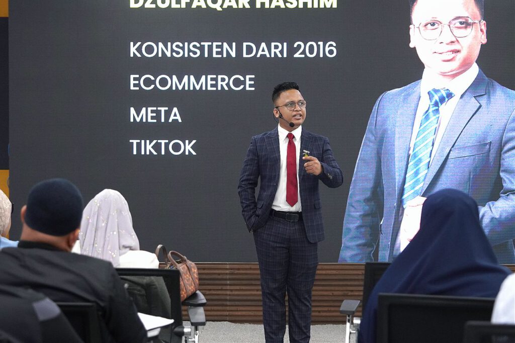 Seminar TikTok Beg Kuning Anjuran Kerabat Digital Cipta Fenomena. Dewan Penuh, Peserta Tak Berganjak Hingga Tamat! 4 Seminar TikTok Beg Kuning Anjuran Kerabat Digital Cikgu Dzulfaqar Hashim 5 Kerabat Digital Sdn Bhd