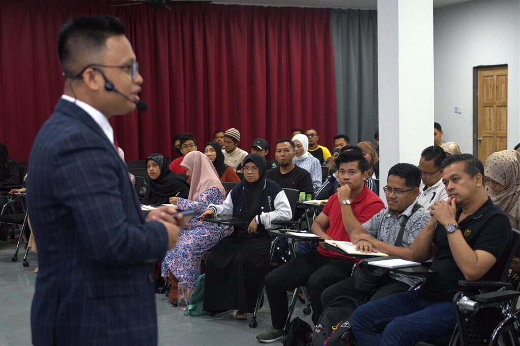 Seminar TikTok Beg Kuning Anjuran Kerabat Digital Cipta Fenomena. Dewan Penuh, Peserta Tak Berganjak Hingga Tamat! 12 Seminar TikTok Beg Kuning Anjuran Kerabat Digital Cikgu Dzulfaqar Hashim 7 Kerabat Digital Sdn Bhd