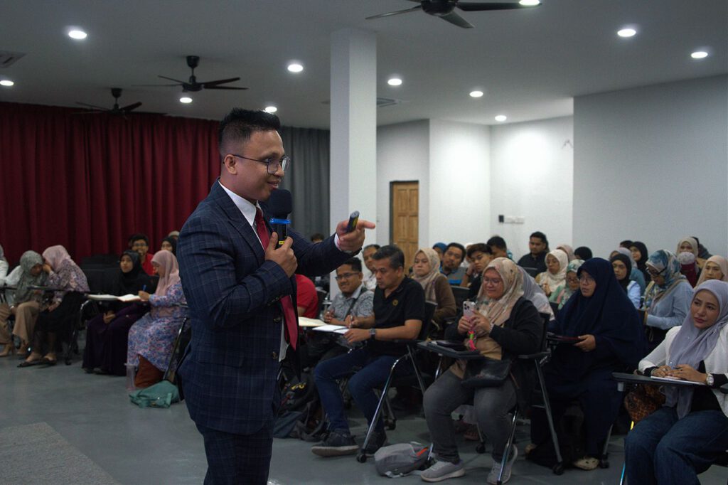 Seminar TikTok Beg Kuning Anjuran Kerabat Digital Cipta Fenomena. Dewan Penuh, Peserta Tak Berganjak Hingga Tamat! 10 Seminar TikTok Beg Kuning Anjuran Kerabat Digital Cikgu Dzulfaqar Hashim 8 Kerabat Digital Sdn Bhd