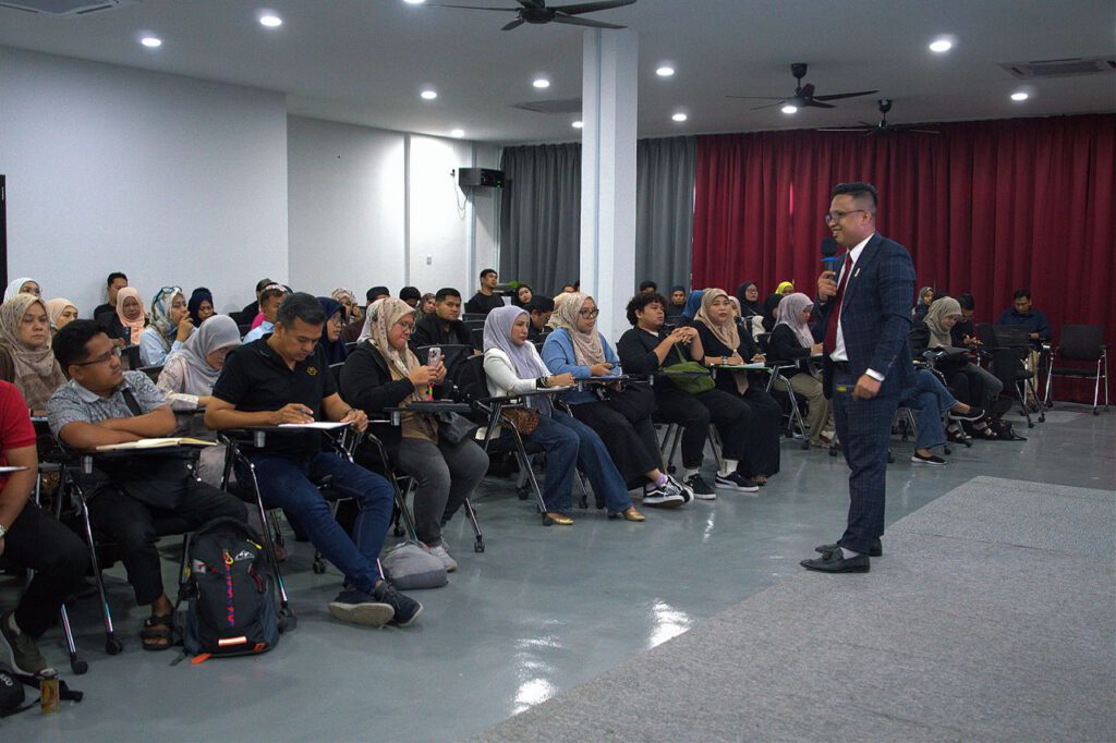 Seminar TikTok Beg Kuning Anjuran Kerabat Digital Cipta Fenomena. Dewan Penuh, Peserta Tak Berganjak Hingga Tamat! 8 Seminar TikTok Beg Kuning Anjuran Kerabat Digital Cikgu Dzulfaqar Hashim 9 Kerabat Digital Sdn Bhd