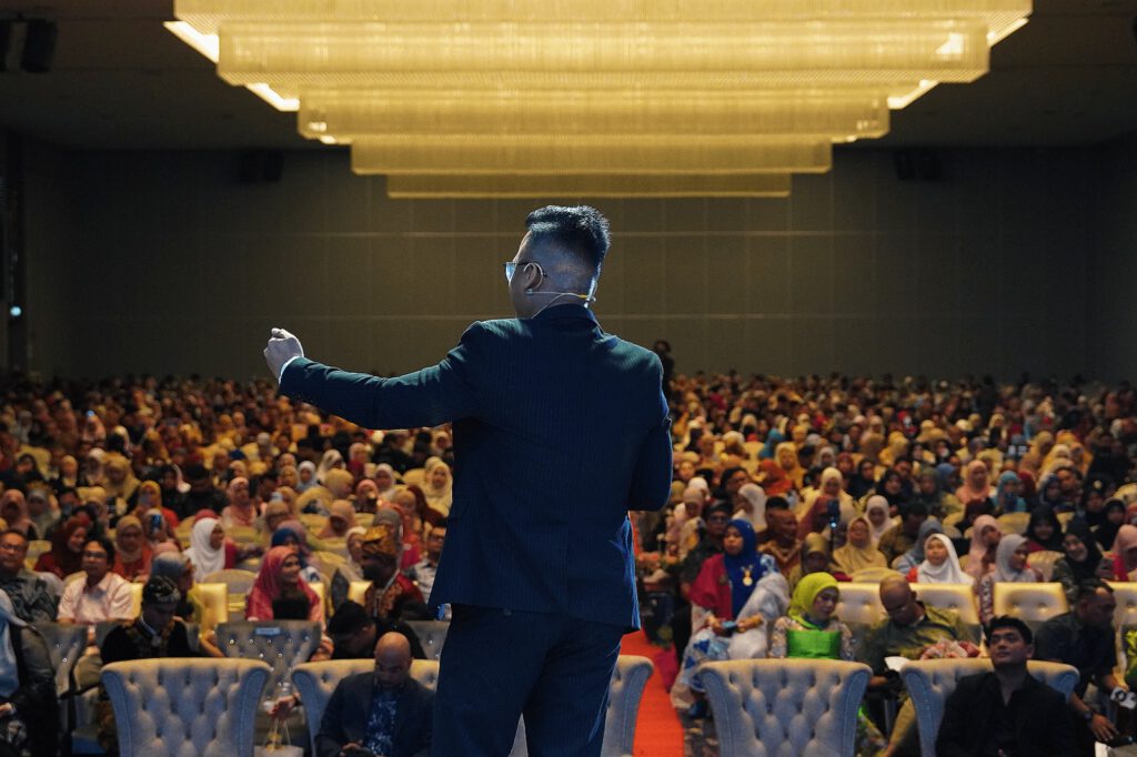 Cikgu Dzulfaqar Hashim Dijemput ke RISING STAR AWARD 2025 Anjuran Choco Albab, 3,000 Usahawan Penuhi BACC Bangi 3 Usahawan Choco Albab Himpun di BACC Cikgu Dzulfaqar Hashim Kongsi Rahsia TikTok GMV Max Bersama Kerabat Digital 1 Kerabat Digital Sdn Bhd