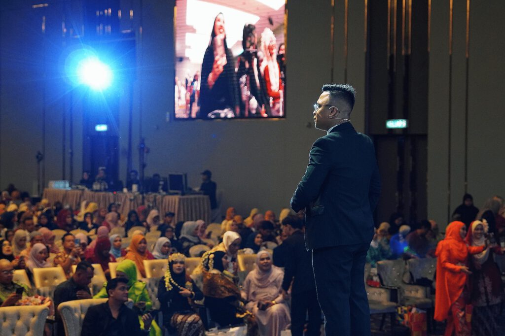 Cikgu Dzulfaqar Hashim Dijemput ke RISING STAR AWARD 2025 Anjuran Choco Albab, 3,000 Usahawan Penuhi BACC Bangi 4 Usahawan Choco Albab Himpun di BACC Cikgu Dzulfaqar Hashim Kongsi Rahsia TikTok GMV Max Bersama Kerabat Digital 2 Kerabat Digital Sdn Bhd
