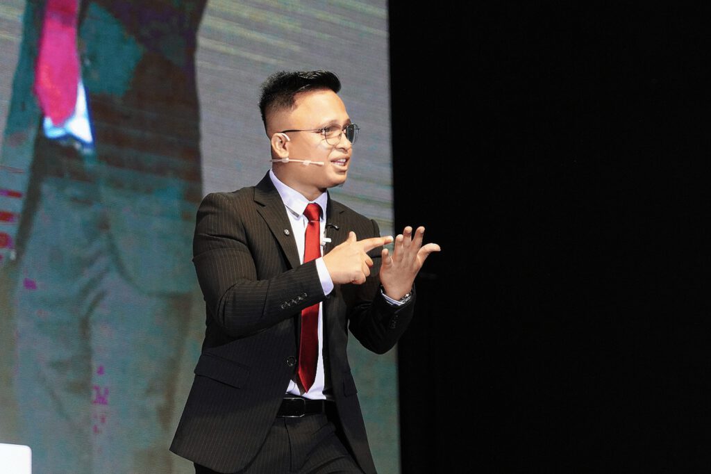 Cikgu Dzulfaqar Hashim Dijemput ke RISING STAR AWARD 2025 Anjuran Choco Albab, 3,000 Usahawan Penuhi BACC Bangi 5 Usahawan Choco Albab Himpun di BACC Cikgu Dzulfaqar Hashim Kongsi Rahsia TikTok GMV Max Bersama Kerabat Digital 3 Kerabat Digital Sdn Bhd