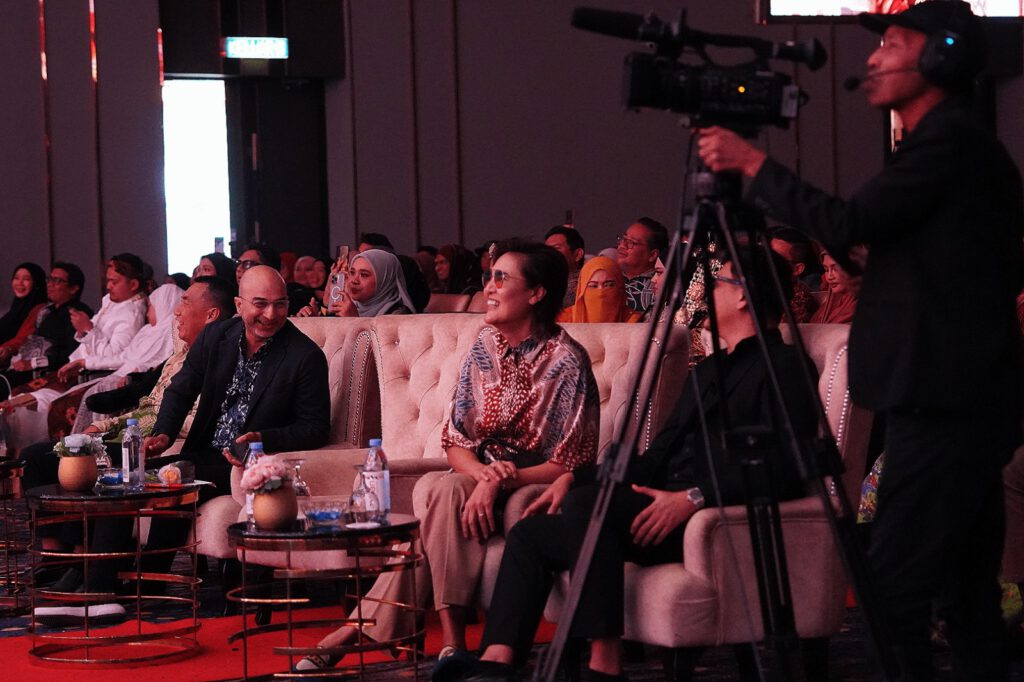 Cikgu Dzulfaqar Hashim Dijemput ke RISING STAR AWARD 2025 Anjuran Choco Albab, 3,000 Usahawan Penuhi BACC Bangi 2 Usahawan Choco Albab Himpun di BACC Cikgu Dzulfaqar Hashim Kongsi Rahsia TikTok GMV Max Bersama Kerabat Digital 4 Kerabat Digital Sdn Bhd